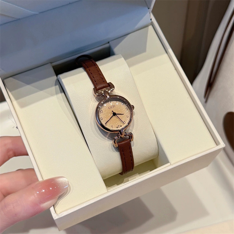 Women'S Fashion Digital Watch - Женские часы в стиле ретро, с