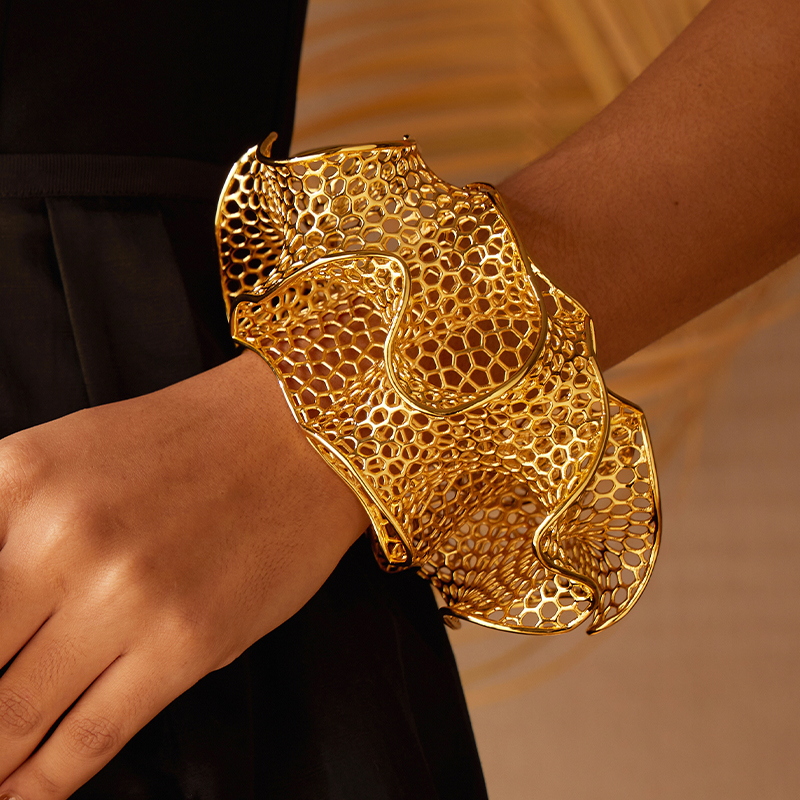 Women'S Fashion Website - Браслет IVOG Petals Design золотого цвета